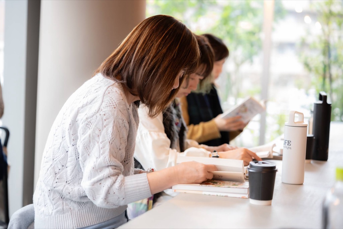 リーディングカフェ会場の様子 - 参加者が静かに読書している