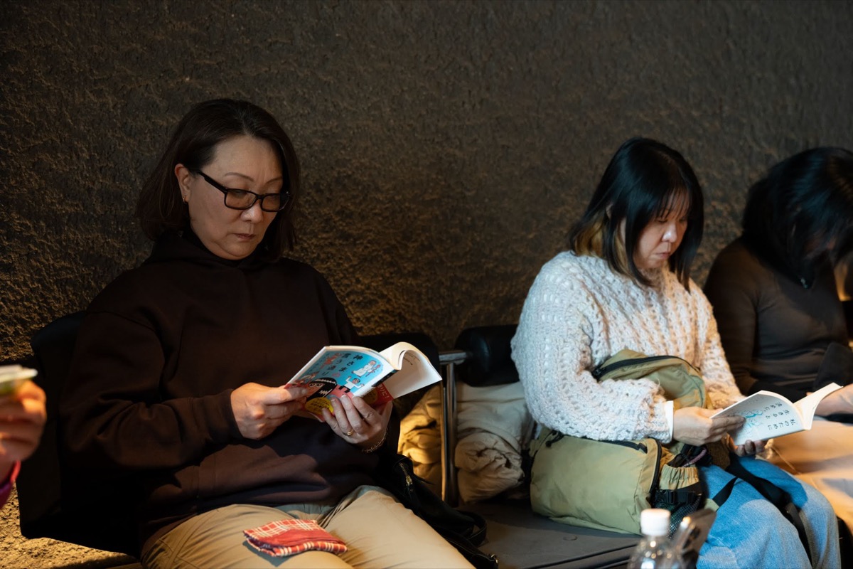 本を読む参加者